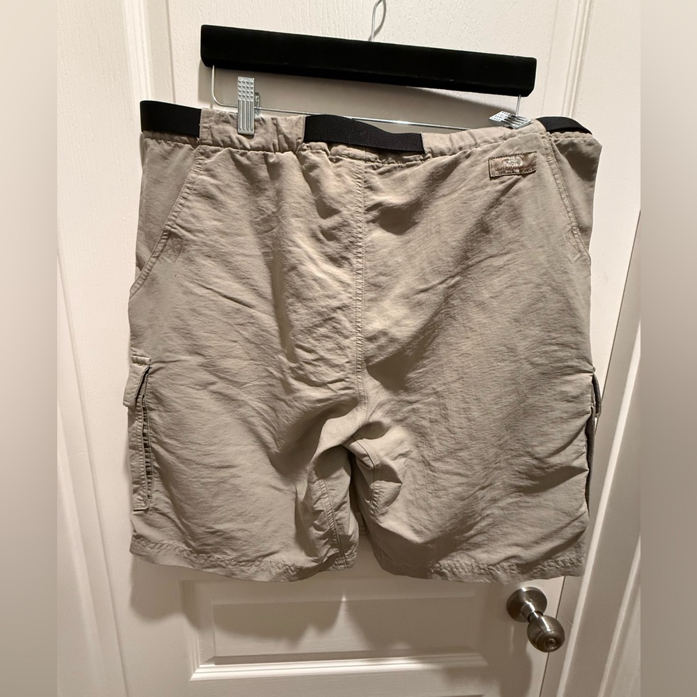 The North Face Men’s Tan Cargo Shorts with Relaxed Fit size M - Picture 2 of 9